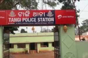 ଓଡିଶାର ଖୋର୍ଦ୍ଧା ଜିଲ୍ଲାରେ ମହିଳାମାନେ ପୋଲିସ କର୍ମଚାରୀଙ୍କୁ ଆକ୍ରମଣ କରିଛନ୍ତି, ପୋଲିସ ପ୍ରତିକ୍ରିୟା ଦେଇଛି