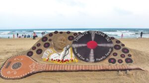 ପୁରୀ ବିଚ୍ଚର 20-ଫୁଟ ଭୀନା ମାଟିର ନମ୍ରତା ଗାୟିକା ଆସା ଭୋସଲେଙ୍କୁ ସମର୍ପିତ