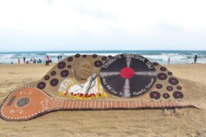 ପୁରୀ ବିଚ୍ଚର 20-ଫୁଟ ଭୀନା ମାଟିର ନମ୍ରତା ଗାୟିକା ଆସା ଭୋସଲେଙ୍କୁ ସମର୍ପିତ
