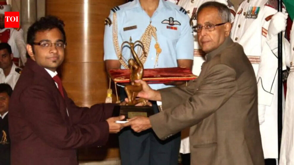 ଆଶ୍ଚର୍ୟ! ଅର୍ଜୁନା ଇନାମୀ GM ଅଭିଜୀତ ଗୁପ୍ତା ଚେସ୍ ଫେଡରେସନ୍ ଉପରେ ଅବୃତ୍ତ ରୁପେ ଏକ ଲକ୍ଷ ଟଙ୍କା ପ୍ରାଇଜ୍ ମନେଇଛନ୍ତି