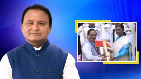 CM ମାଜି ମହେନ୍ଦ୍ର କୁମାର ମିଶ୍ରଙ୍କୁ ପଦ୍ମ ଶ୍ରୀ ଉପଲବ୍ଧି ପାଇଁ ଅଭିନନ୍ଦନ ଜଣାଇଛନ୍ତି | ଓଡିଶା