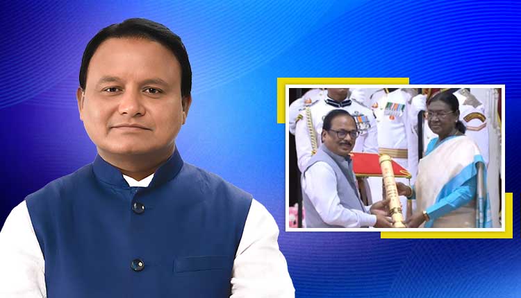 CM ମାଜି ମହେନ୍ଦ୍ର କୁମାର ମିଶ୍ରଙ୍କୁ ପଦ୍ମ ଶ୍ରୀ ଉପଲବ୍ଧି ପାଇଁ ଅଭିନନ୍ଦନ ଜଣାଇଛନ୍ତି | ଓଡିଶା
