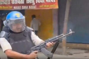 ସିବାନରେ AK-47 ଗୋଲୀବାରୁଦ: ସସ୍ପେଣ୍ଡ ହୋଇଥିବା ପୋଲିସମାନ ଜୀବନ ଓ ସରକାରୀ ସମ୍ପତ୍ତି କୁ ସୁରକ୍ଷିତ କରିବା ପାଇଁ ଗୋଲୀ ବାରୁଦ ଗୁଲାଇଛନ୍ତି, ପୋଲିସ୍ ମାନେ କହନ୍ତି