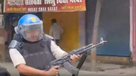 ସିବାନରେ AK-47 ଗୋଲୀବାରୁଦ: ସସ୍ପେଣ୍ଡ ହୋଇଥିବା ପୋଲିସମାନ ଜୀବନ ଓ ସରକାରୀ ସମ୍ପତ୍ତି କୁ ସୁରକ୍ଷିତ କରିବା ପାଇଁ ଗୋଲୀ ବାରୁଦ ଗୁଲାଇଛନ୍ତି, ପୋଲିସ୍ ମାନେ କହନ୍ତି