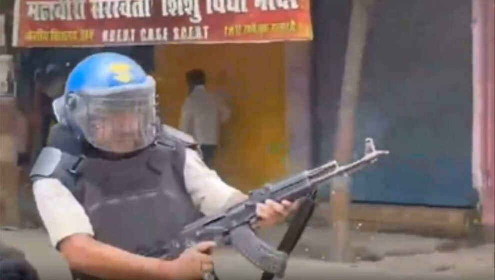 ସିବାନରେ AK-47 ଗୋଲୀବାରୁଦ: ସସ୍ପେଣ୍ଡ ହୋଇଥିବା ପୋଲିସମାନ ଜୀବନ ଓ ସରକାରୀ ସମ୍ପତ୍ତି କୁ ସୁରକ୍ଷିତ କରିବା ପାଇଁ ଗୋଲୀ ବାରୁଦ ଗୁଲାଇଛନ୍ତି, ପୋଲିସ୍ ମାନେ କହନ୍ତି