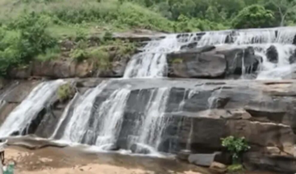 ରାୟଗଡରେ ପାଣି ଝରଣାରେ ସେଲ୍ଫି ନେଇଥିବାରେ ଯୁବକ ହେଲେ ଗାୟବ