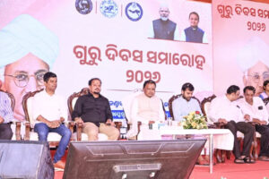 ସୋସିଆଲ ମିଡିଆରେ ସମୟ ବ୍ୟୟ କରିବାରେ ନାହିଁ, କରିଆର୍ ଉପରେ ଗୋତେ ଧ୍ୟାନ ଦିଅ: ସିଏମ୍ ମାଜିଙ୍କର ଶିକ୍ଷକ ଦିବସରେ ଛାତ୍ରମାନଙ୍କୁ ସୁପାରିଶ