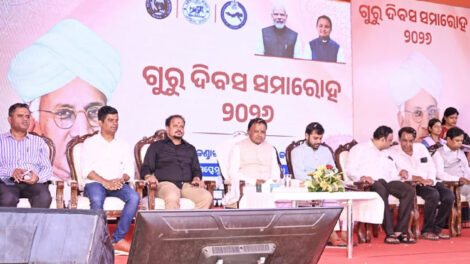 ସୋସିଆଲ ମିଡିଆରେ ସମୟ ବ୍ୟୟ କରିବାରେ ନାହିଁ, କରିଆର୍ ଉପରେ ଗୋତେ ଧ୍ୟାନ ଦିଅ: ସିଏମ୍ ମାଜିଙ୍କର ଶିକ୍ଷକ ଦିବସରେ ଛାତ୍ରମାନଙ୍କୁ ସୁପାରିଶ