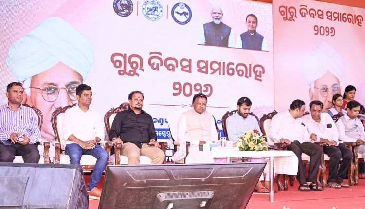 ସୋସିଆଲ ମିଡିଆରେ ସମୟ ବ୍ୟୟ କରିବାରେ ନାହିଁ, କରିଆର୍ ଉପରେ ଗୋତେ ଧ୍ୟାନ ଦିଅ: ସିଏମ୍ ମାଜିଙ୍କର ଶିକ୍ଷକ ଦିବସରେ ଛାତ୍ରମାନଙ୍କୁ ସୁପାରିଶ