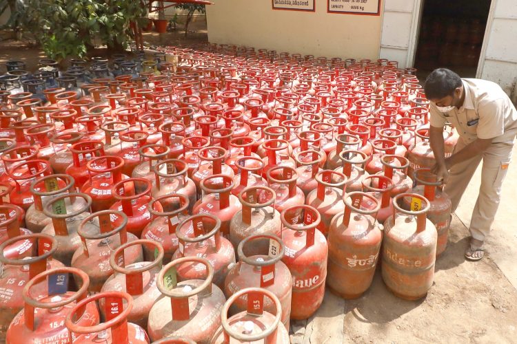 ଓଡିଶା ସରକାର LPG ସିଲିଣ୍ଡର ଜଳାଇବାରେ କାର୍ଯ୍ୟୟାନ୍ତରେ ଏକ ନୂତନ ଚାଲୁଣୀ